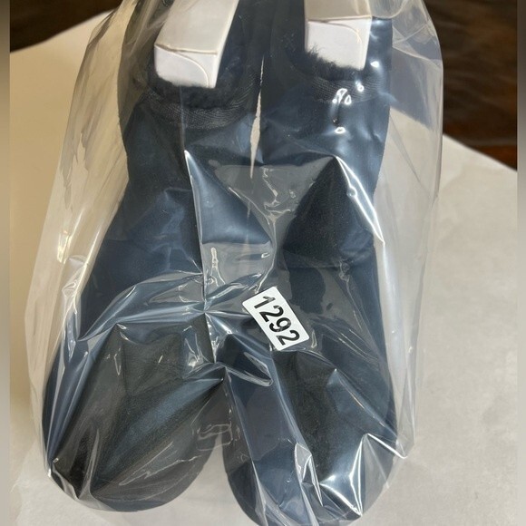 UGG black sheepskin  classic short II boot US 8 - Picture 16 of 16